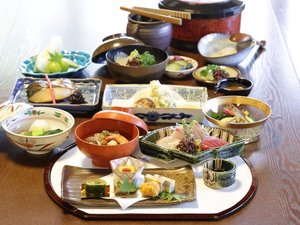 【7月・8月限定】【四季を味わう特別会席料理プランが10%OFF】夕食は特別会席料理をお部屋で